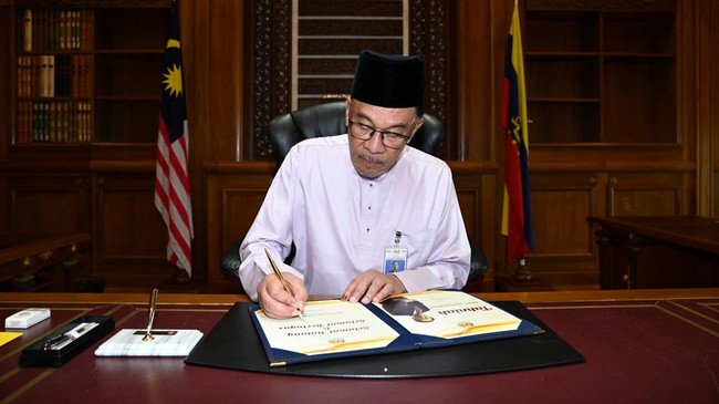 PM Anwar Ibrahim dan kabinet Malaysia kirim kartu pos khusus untuk Sekjen PBB, minta akui keanggotaan penuh Palestina.