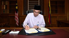img-title Hari Pertama Anwar Ibrahim ke Kantor PM, Pakai Baju Khas Melayu