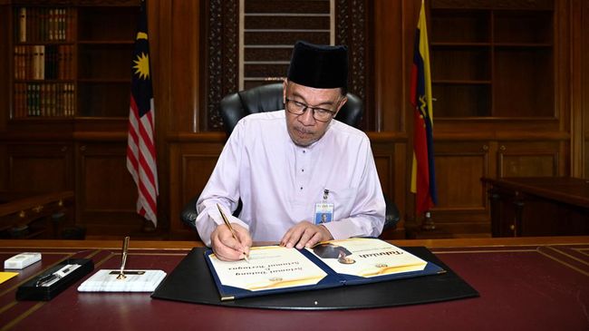 Anwar Ibrahim mendatangi kantor perdana menteri di hari pertama ia menjadi PM Malaysia, Jumat (25/11).