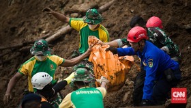 FOTO: Mencari Korban Hilang Gempa Cianjur