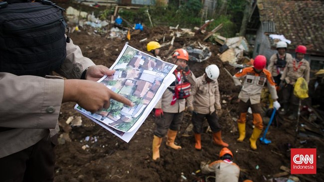 Seorang Guru SD di Babakan Pacet, Cianjur, Heri Kurnia mengaku secara khusus mendoakan sahabatnya yang turut menjadi korban gempa Cianjur pada Senin (21/11).