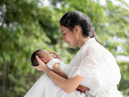 Ciri & Penyebab Bayi Kuning, Apakah Menjemur Bayi Bisa Jadi Perawatan Alami?