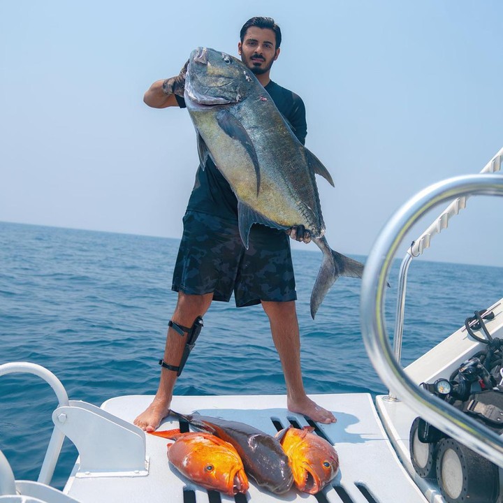 <p>Salah satunya terkait hobi nih, yakni memancing. Dari potret-potret yang dibagikan, Pangeran Khalifa Bin Hamad sering mendapatkan ikan dengan ukuran besar. (Foto: Instagram @khk)<br /><br /><br /></p>