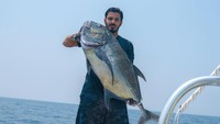 <p>Salah satunya terkait hobi nih, yakni memancing. Dari potret-potret yang dibagikan, Pangeran Khalifa Bin Hamad sering mendapatkan ikan dengan ukuran besar. (Foto: Instagram @khk)<br /><br /><br /></p>
