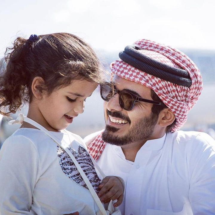 <p>Terlepas dari semua informasi tersebut, paras Pangeran Khalifa bin Hamad yang tampan ini memang berhasil mencuri perhatian, ya. Bagaimana menurut Bunda? (Foto: Instagram @khk)</p>