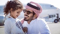 <p>Terlepas dari semua informasi tersebut, paras Pangeran Khalifa bin Hamad yang tampan ini memang berhasil mencuri perhatian, ya. Bagaimana menurut Bunda? (Foto: Instagram @khk)</p>
