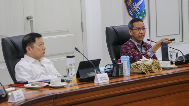 Pj Gubernur DKI Heru Budi Hartono bertemu Menteri Bappenas Suharso Monoarfa membahas nasib Jakarta tak lagi menjadi Ibu Kota di masa mendatang.