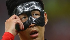 FOTO: Topeng Son Heung Min Curi Perhatian di Uruguay vs Korsel