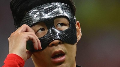 img-title FOTO: Topeng Son Heung Min Curi Perhatian di Uruguay vs Korsel