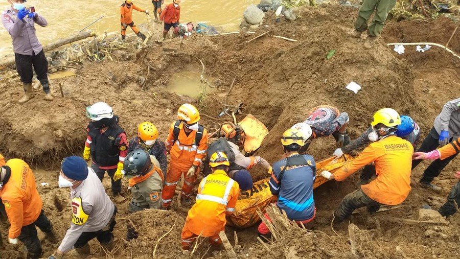 Basarnas melakukan pencarian korban gempa M 5,6 Cianjur dilakukan berpacu dengan waktu.