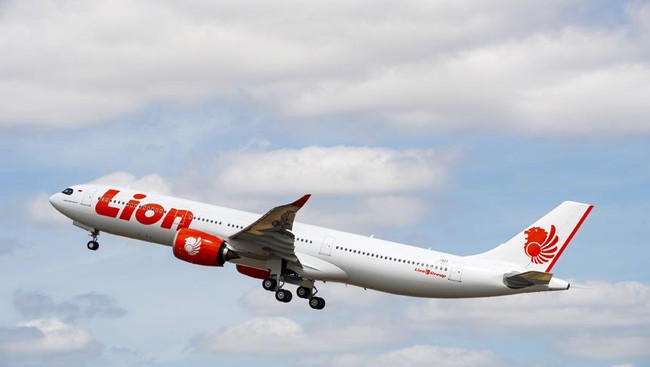 Pesawat Lion Air JT881 rute Ambon-Makassar gagal terbang karena cuaca buruk.