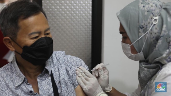 Pengunjung lansia mengantri mendafrar vaksin booster kedua di Puskesmas Kebayoran Lama, Jumat, 25/11. Sebagai upaya mitigasi peningkatan kasus dan munculnya subvarian baru, pemerintah mulai menggenjot cakupan vaksinasi COVID-19 baik dosis lengkap maupun booster. (CNBC Indonesia/Muhammad Sabki)
