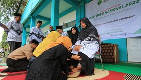 FOTO: Peringatan Hari Guru Nasional dari Aceh hingga Kalimantan