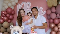 <p>Aktor Randy Pangalila menikahi Chelsey Frank pada tahun 2019, Bunda. Setelah menikah, keduanya pun dikaruniai seorang putri bernama Blair Willow Pangalila. (Foto: Instagram: @randpunk)</p>