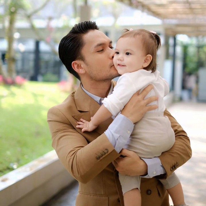 <p>Blair memiliki wajah bule bak sang Bunda yang berasal dari Kanada. Cantik banget ya, Bunda! (Foto: Instagram: @randpunk)</p>