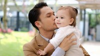7 Potret Cantiknya Blair Anak Randy Pangalila di Usia 1 Tahun, Wajah Bule Mirip Sang Bunda