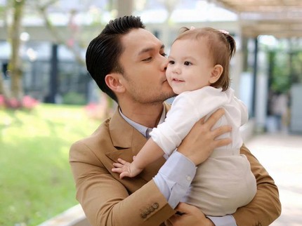 7 Potret Cantiknya Blair Anak Randy Pangalila di Usia 1 Tahun, Wajah Bule Mirip Sang Bunda