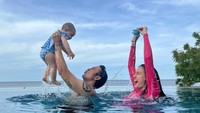 <p>Nadine dan Dimas dikenal sebagai pasangan yang sangat mencintai alam. Karena itu, sejak kecil Djiwa pun sudah diajarkan untuk mencintai alam. (Foto: Instagram: @nadinelist)</p>
