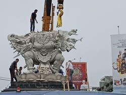 Pemasangan Badan Patung Wisnu Murti di Tabanan Hampir Rampung