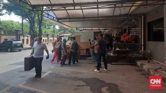 Berdasrkan pantauan pada Jumat pagi, sejumlah petugas terlihat mengangkat barang-barang dari ruang Baintelkam di Mabes Polri.