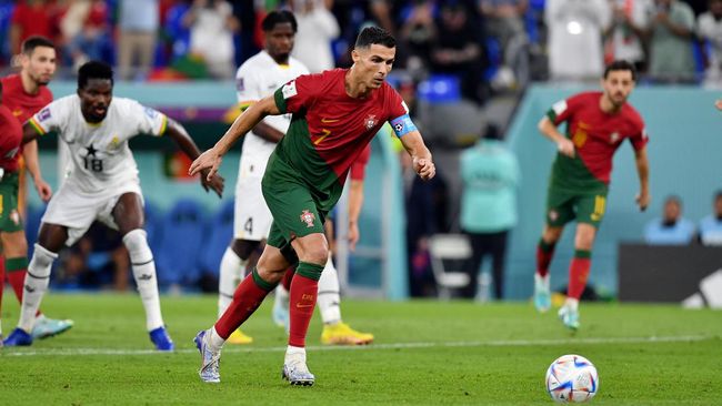 Cristiano Ronaldo belum puas usai menjaringkan bola ke gawang dalam laga Portugal vs Ghana yang menjadikan dirinya mencetak gol pada lima Piala Dunia.