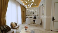 <p>Berprofesi sebagai pebisnis, tak heran bila pengusaha yang satu ini tentunya memiliki ruang kerja sendiri di rumah. Ruang kerjanya pun tak kalah mewah dan berkilau seperti ruangan lainnya. Sama seperti ruangan yang lain, Erlyanie tetap menggunakan warna emas dan putih untuk dekorasi ruang kerjanya. (Foto: YouTube TRANS7 OFFICIAL)</p>