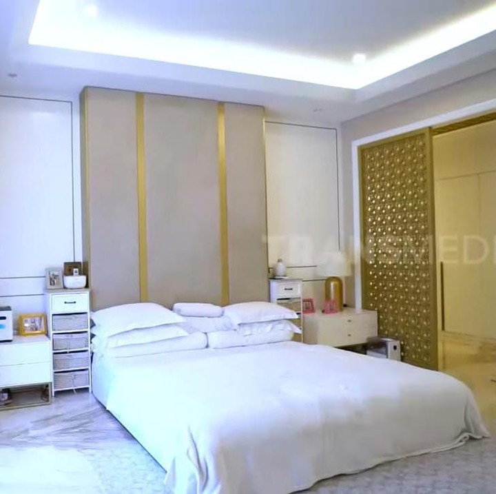 <p>Meski kamar tidurnya tampak sederhana, Erlyanie banyak menggunakan barang-barang mahal dan berkilau di dalam kamarnya, lho, Bunda. (Foto: YouTube TRANS7 OFFICIAL)</p>