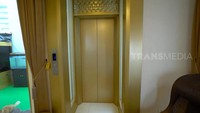 <p>Tak hanya itu, Erlyanie juga mempunyai lift di dalam rumahnya. Tahukah Bunda bahwa Erlyanie perlu menghabiskan biaya sebanyak Rp1,2 miliar untuk membikin satu lift berwarna emas ini? Mahal sekali, ya, Bunda. (Foto: YouTube TRANS7 OFFICIAL)</p>
