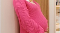 <p>Sheza tampil dengan balutan pink, ia terihat tersenyum sambil memegang baby bump yang bertambah besar. Ia mengaku terkadang merasa senang berfoto dengan perut buncitnya. (Foto: Instagram/shezaidris)</p>