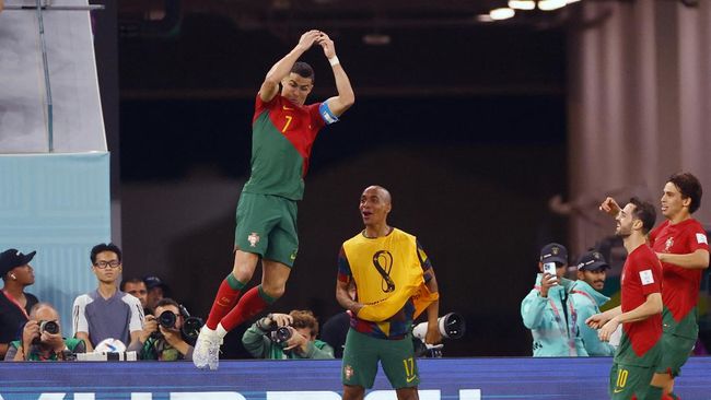Cristiano Ronaldo mencetak gol spektaluker dalam sesi pemanasan laga Portugal vs Ghana di Piala Dunia 2022.