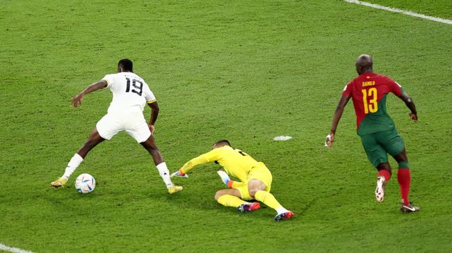 Momen kiper timnas Portugal Diogo Costa melakukan blunder gila di detik-detik akhir pertandingan yang membuat Cristiano Ronaldo panik.