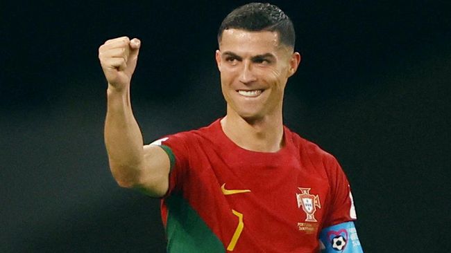 Foto selebrasi Cristiano Ronaldo usai mencetak gol di laga Portugal vs Ghana mendadak viral karena ada latar foto Lionel Messi.