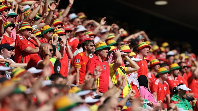 Asosiasi Sepak Bola Wales (FAW) mengonfirmasi suporter diizinkan membawa topi ember atau bucket hats dan bendera pelangi ke Piala Dunia 2022.