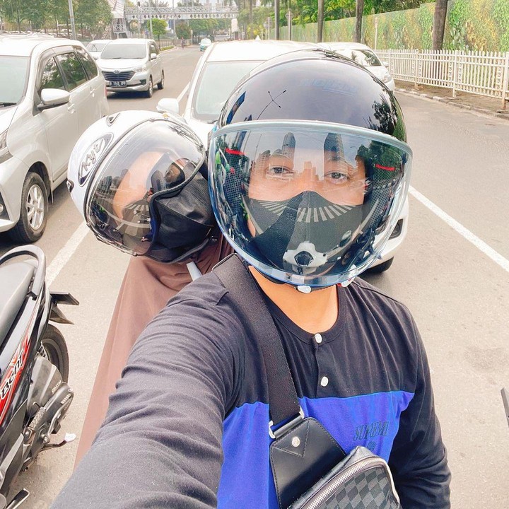 <p>Ternyata selama kehamilannya ini, Sheza ngidam naik motor lho Bunda. "Momil ngidam motoran pagi2," tulisnya. Harus ekstra hati-hati nih, agar Bunda dan Si Kecil aman dan selamat. (Foto: Instagram/shezaidris)</p>