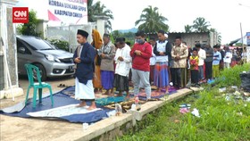 VIDEO: Korban Gempa Cianjur Gelar Salat Jumat Di Bawah Terik Matahari