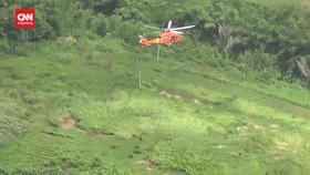 VIDEO: Momen Heli Basarnas Droping Bantuan ke Wilayah Terisolir Cianju