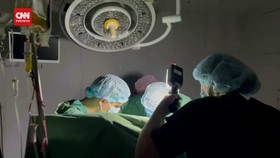 VIDEO: Dokter Ukraina Operasi Pasien saat Mati Lampu Gegara Rusia