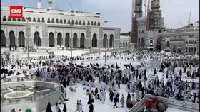 VIDEO: Jemaah Umrah Tetap Tawaf saat Hujan Lebat Guyur Makkah