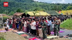 VIDEO: Momen Korban Gempa Cianjur Salat Jumat di Posko Pengungsian