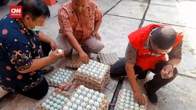 VIDEO: Ribuan Butir Telur Asin Dikirim Bantu Korban Gempa Cianjur