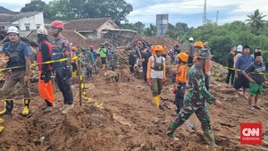 Tim Gabungan TNI AL-SAR Evakuasi 13 Warga Tertimbun Longsor di Cianjur