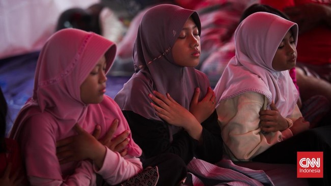 Siti salah satu korban gempa Cianjur yang masih duduk di bangku kelas 6 SD. Hari Guru ia habiskan di tenda pengungsian tanpa kehadiran teman dan gurunya