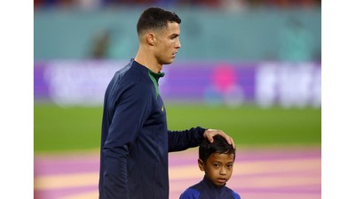 Ronaldo Gandeng Bocah Indonesia di Portugal vs Ghana