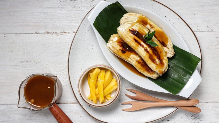 Pisang Gapit or pisang Epe is Grilled banana with coconut brown sugar sauce