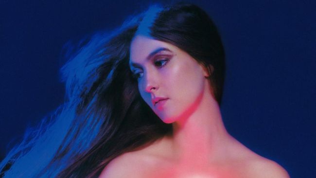 Review album: And In The Darkness, Hearts Aglow bukan cuma sajian bermutu dari Weyes Blood, tetapi juga kawan setia berkontemplasi dengan penuh arti.