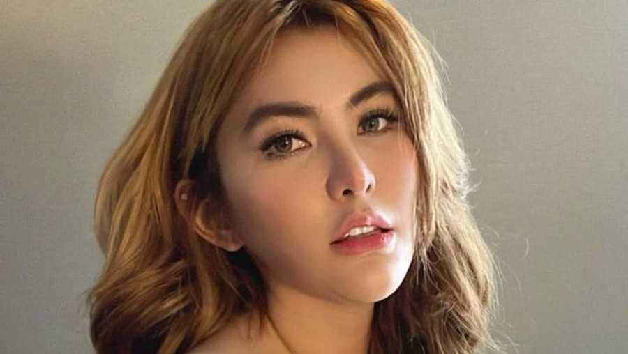 Gaya Angela Lee Saat Floating Breakfast dan Mukbang Bakso Raksasa