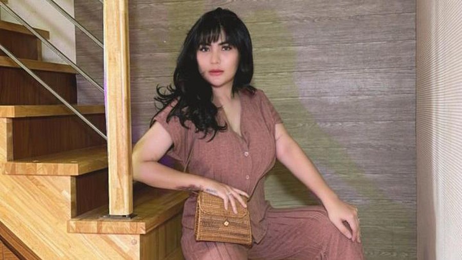 Gaya Angela Lee Saat Floating Breakfast dan Mukbang Bakso Raksasa