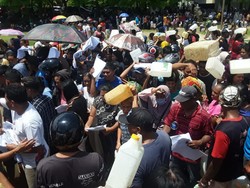 Di Balik Antrean Minyak Tanah di Kupang: Datang Pagi-Kemarahan Soal KTP