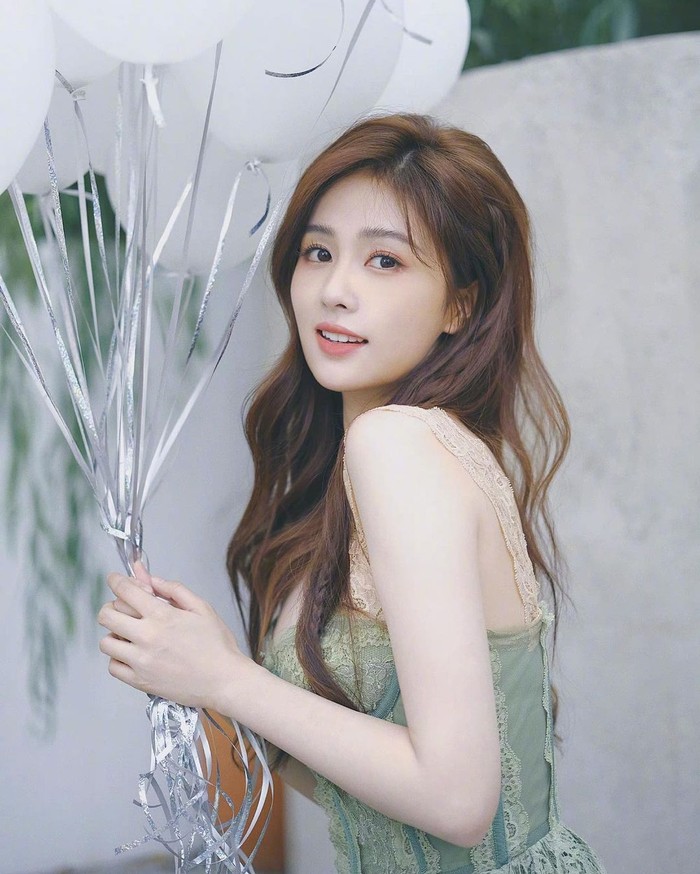 Bai Lu yang memiliki nama asli Bai Meng Yan lahir pada 23 September 1994 di Changzhou, Jiangsu. Aktris berusia 28 tahun ini memiliki kemampuan menulis yang bagus, tak heran dia pernah memenangkan kompetisi menulis esai./ Foto: Instagram.com/my_bailu0923
