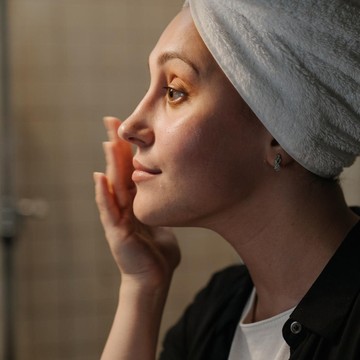 img-title Sudah Pakai Skincare dengan Kandungan Hyaluronic Acid Tapi Belum Ada Hasil? Cari Tahu Penyebabnya!